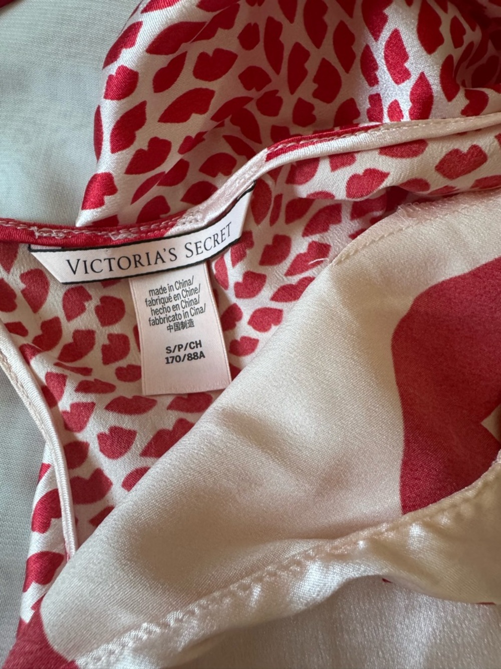 Victoria's Secret “Kiss Me like you mean it” lounge sleep top - Pre-loved -Small - Picture 3 of 7